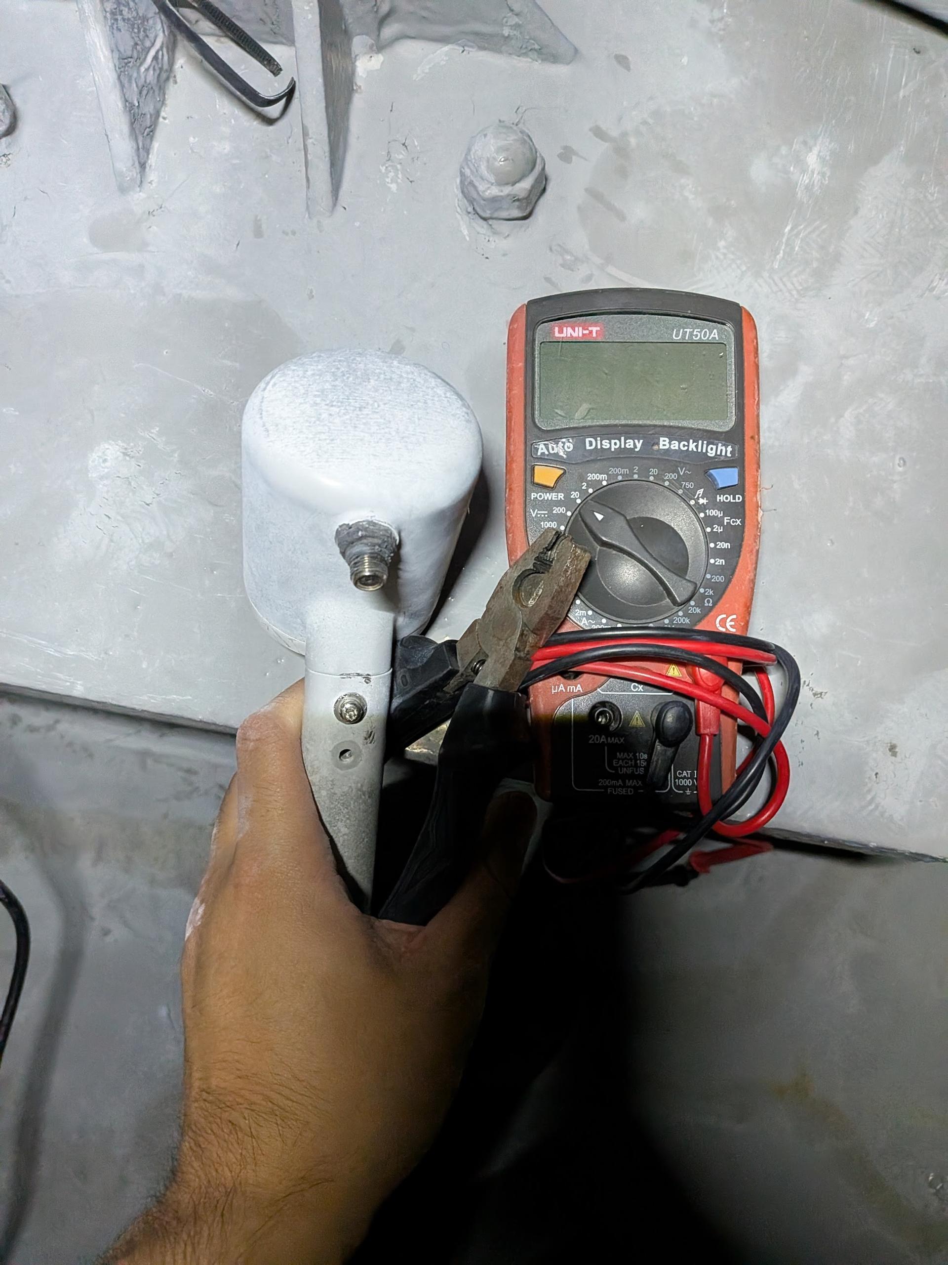 LNB を取り外したところ、固定部のねじ山も潰れていた