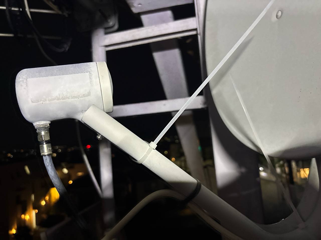 結束バンドで交換後の LNB を固定